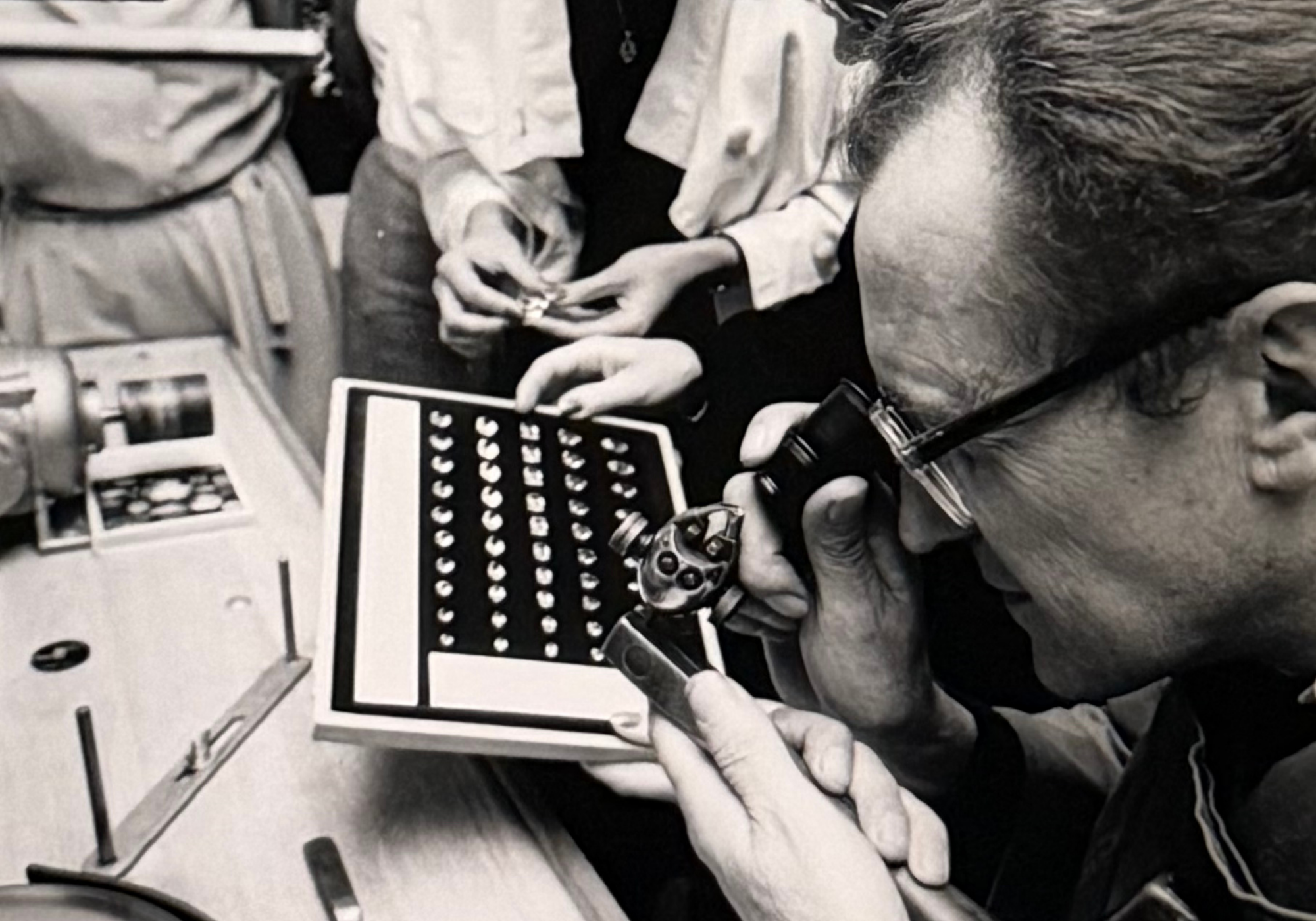 Juwelier bei der Diamantprüfung – historische Handwerkskunst als Ursprung von Maison Gabriel - Bei Juwelier Kuhnle und Gabriel Kuhnle