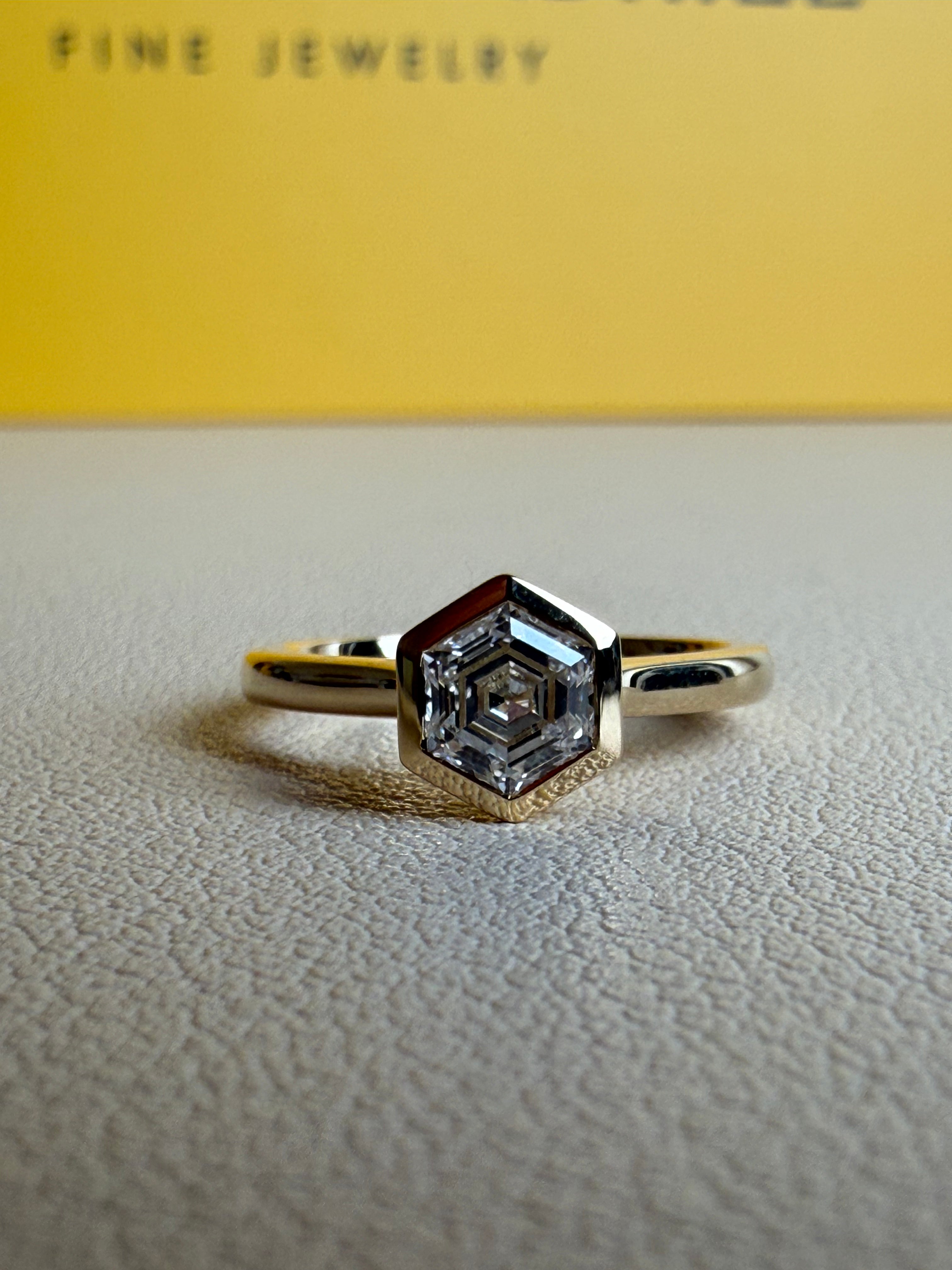 Hexagon 0,57 ct – Soline Ring in 750 Gelbgold